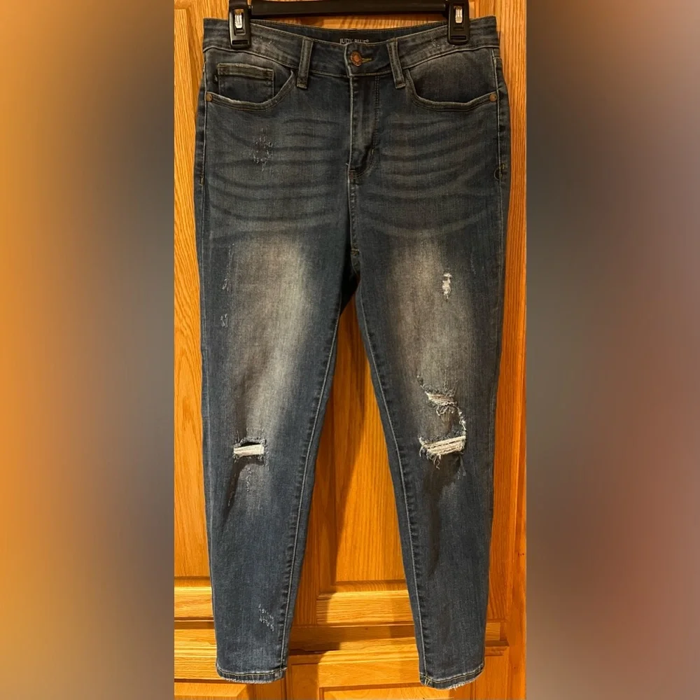Judy Blue Mid Rise Relaxed Fit Distressed Cropped Blue Denim‎ Jeans Size 30